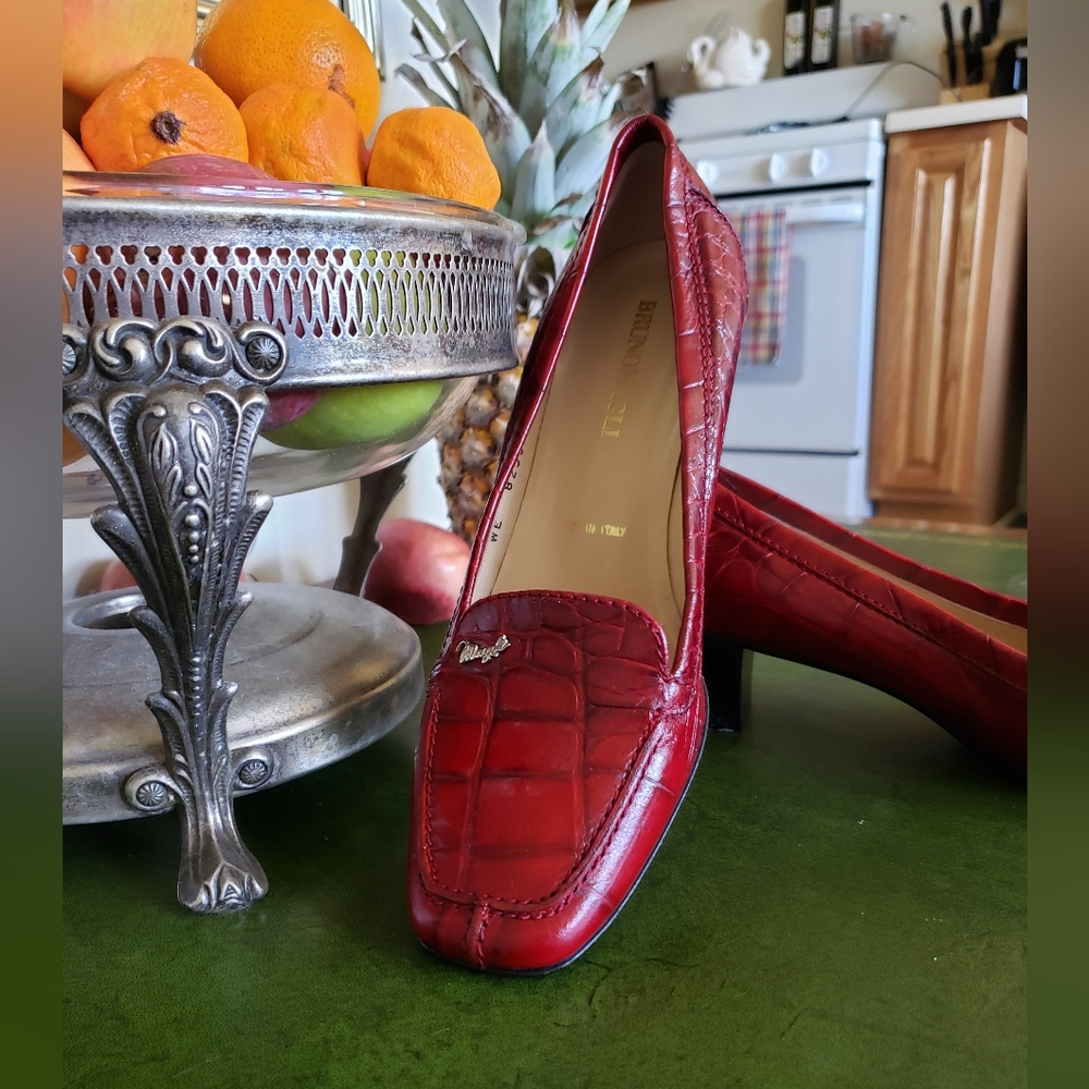 NWOT Brunomagli ruby red crocodile pumps - Picture 3 of 15